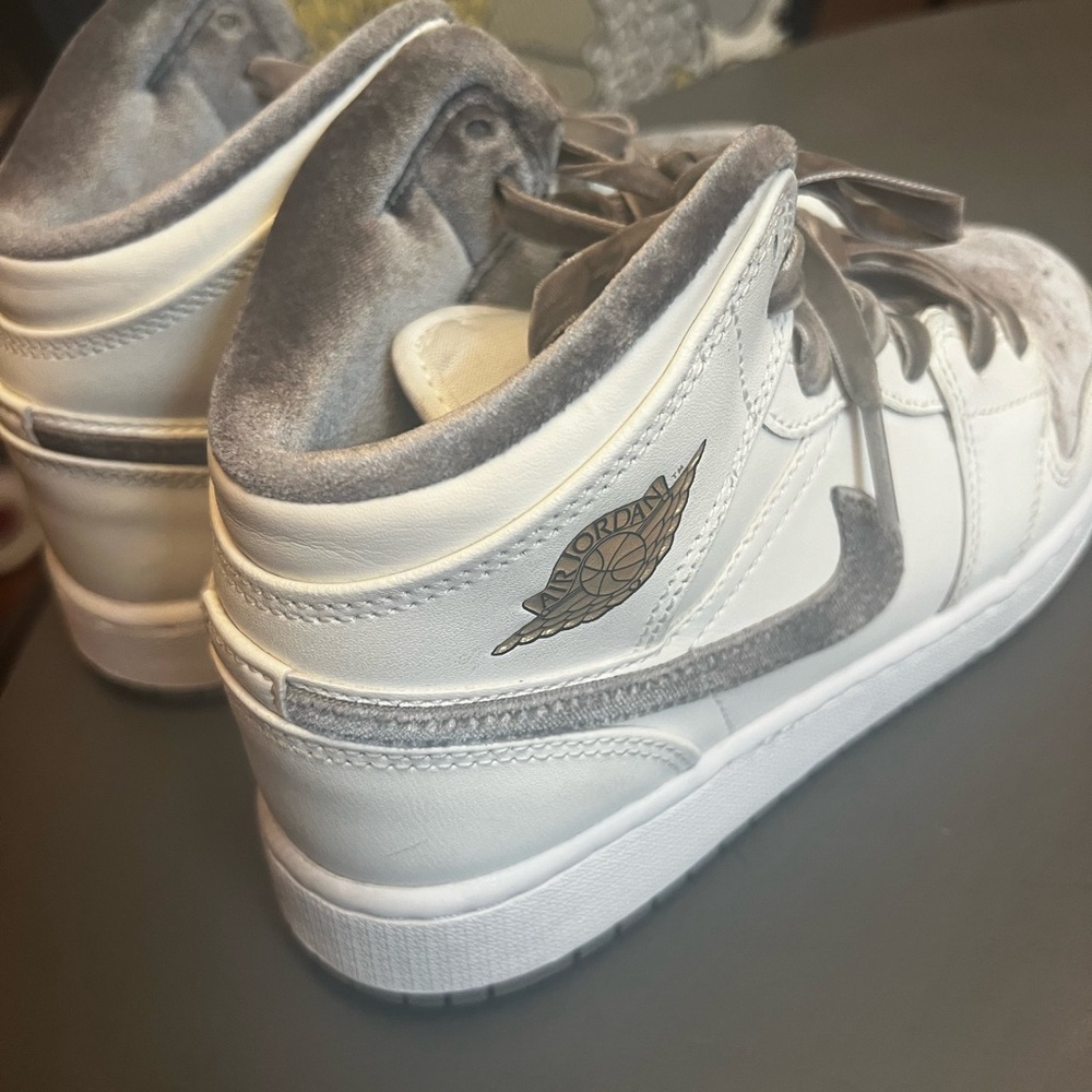 Jordan 1 big kids size 4.5 gently worn. Smoke free home color cream and grey